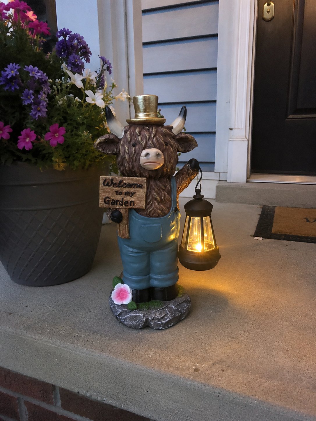 Highland Cow Garden Lantern Statue – Solar Glow, Farmhouse Charm, Welcome Sign 🐮🧡