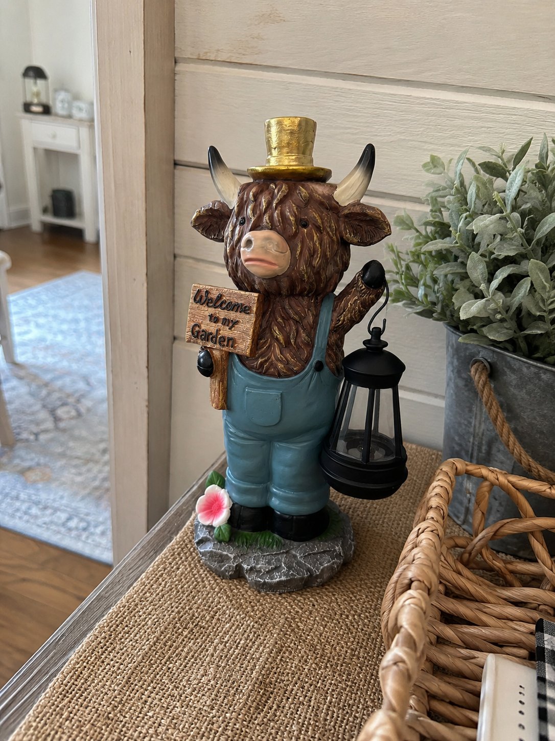 Highland Cow Garden Lantern Statue – Solar Glow, Farmhouse Charm, Welcome Sign 🐮🧡